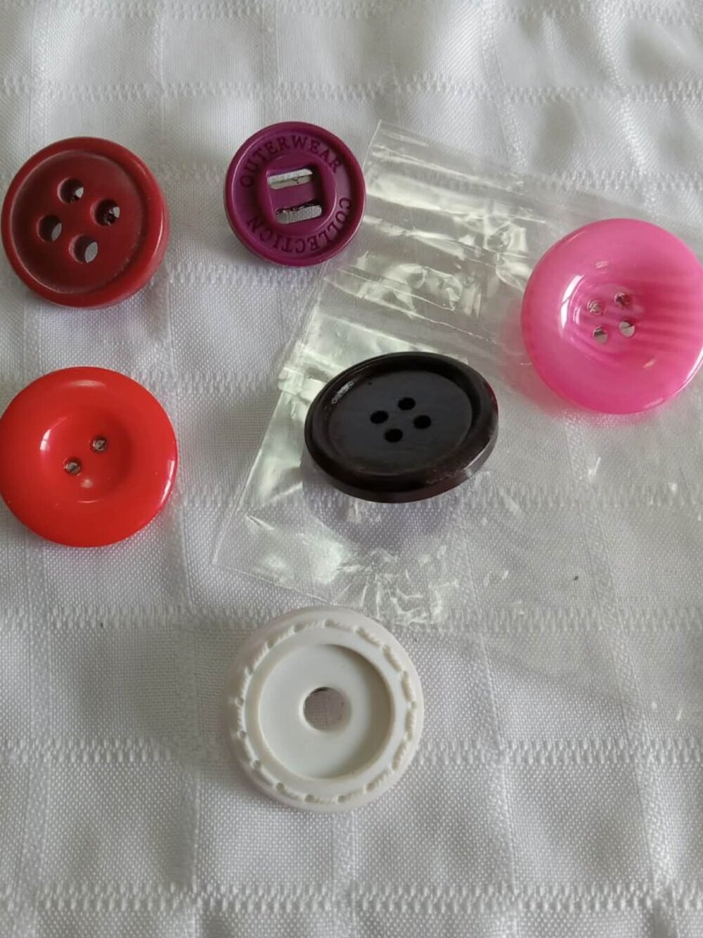 Set 8 : six handmade brooches with acrylic buttons